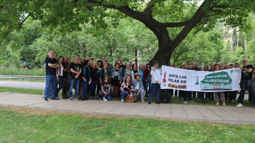 Cien personas reclaman con el abrazo simbólico a un roble más refugios climáticos en Zaragoza
