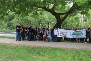 Cien personas reclaman con el abrazo simbólico a un roble más refugios climáticos en Zaragoza