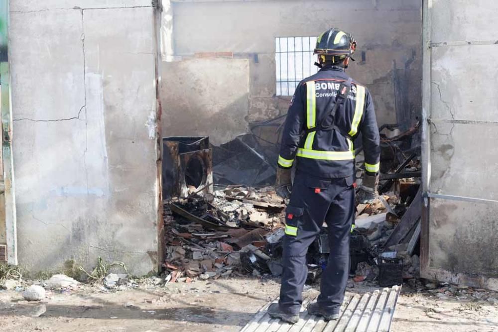 El fuego comenzó entre el cinturón de ronda y la rotonda del colegio Joan XXIII