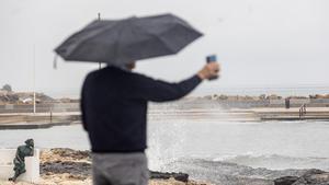 En la imagen la jornada lluviosa del día 29 de abril en el paseo marítimo de Torrevieja.