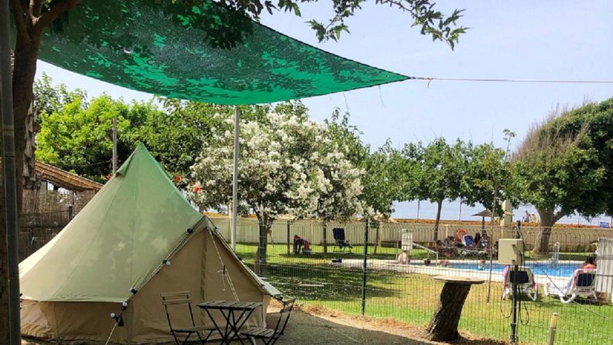 Instalaciones del camping de Valle Niza. Zonas verdes, parcela para acampar y piscina. | L.O.