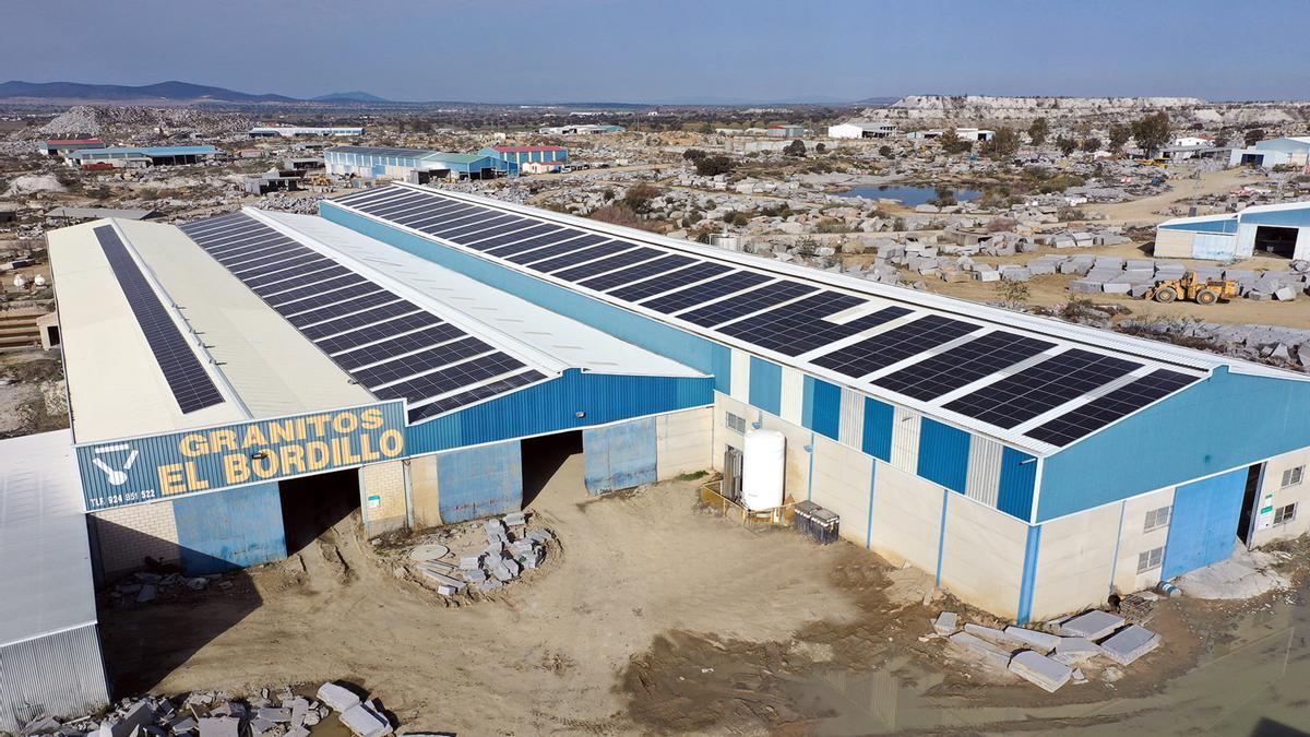 Instalación de autoconsumo fotovoltaico realizada por EiDIF Solar para Granitos El Bordillo en Quintana de la Serena (Badajoz).