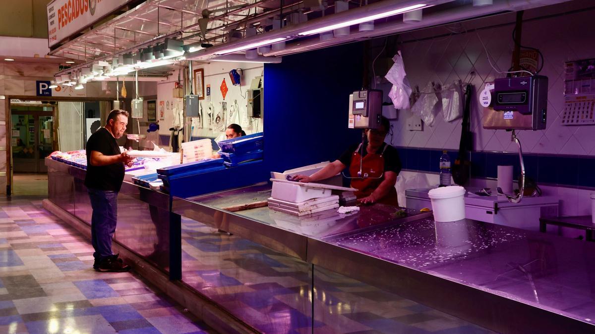 Puestos del Mercado de Russafa cerrando antes de tiempo por el intenso calor y la falta de refrigeración