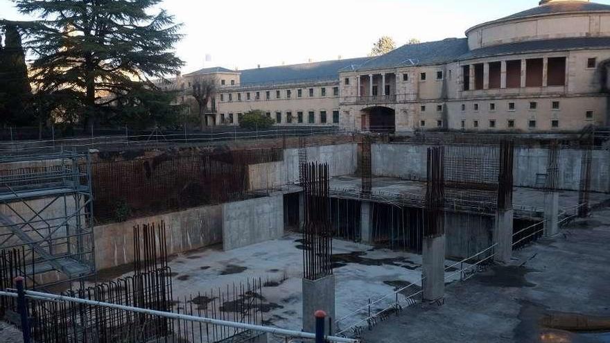 Agujero de las fallidas obras del Palacio de Congresos, en el IES Universidad Laboral.