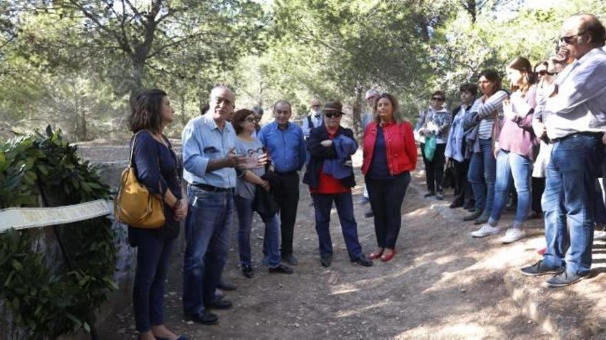 Asistentes al acto de memoria en el llamado Paredón de España ayer en Paterna.