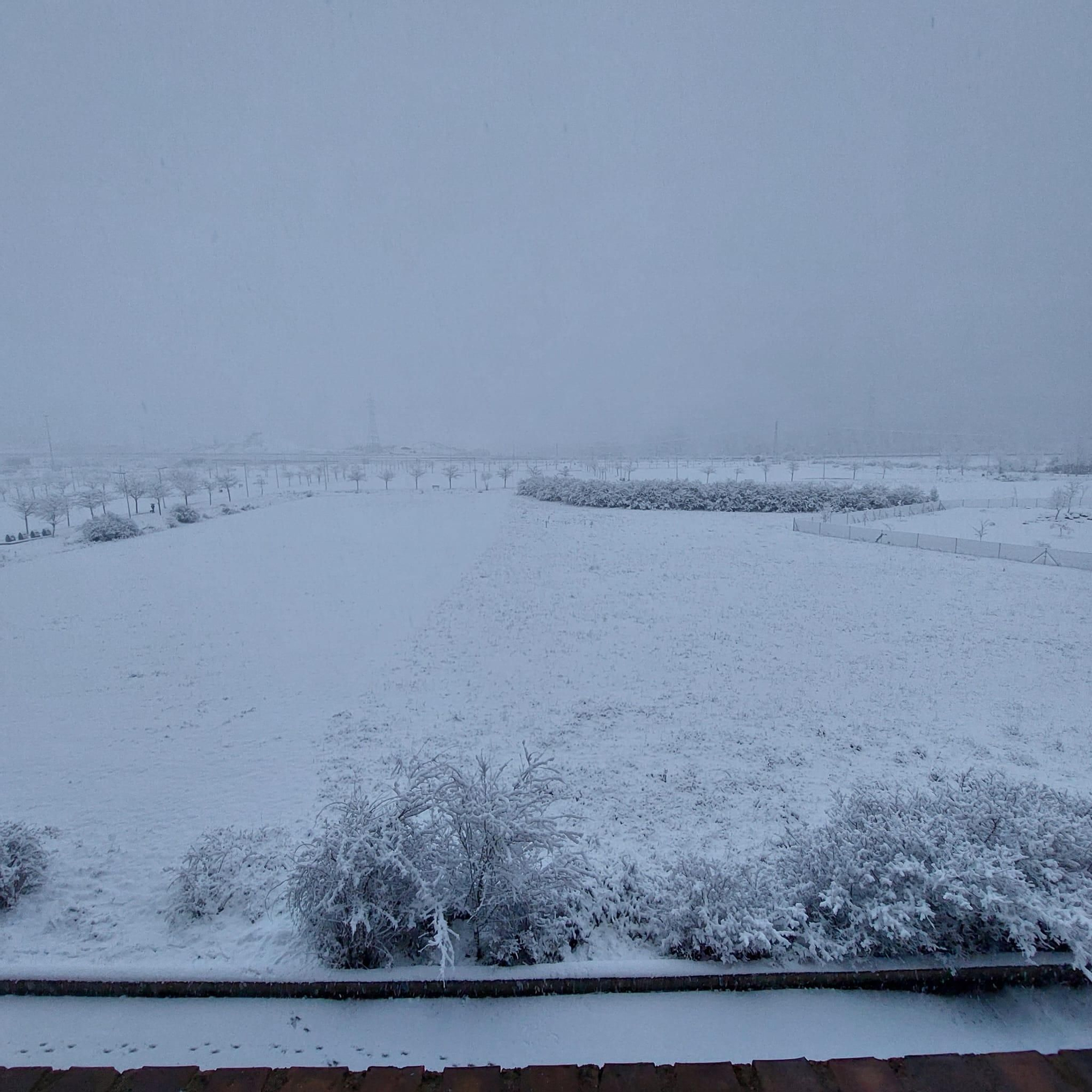 Sabiñánigo ha amanecido este lunes cubierto completamente de nieve