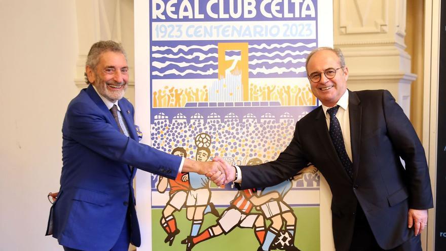 Carlos Mouriño y Luis Campos se saludan con el cartel del Centenario del Celta.