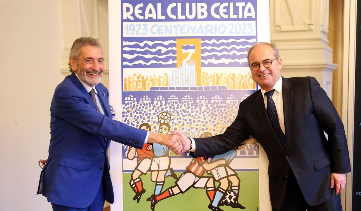 Carlos Mouriño y Luis Campos se saludan con el cartel del Centenario del Celta.
