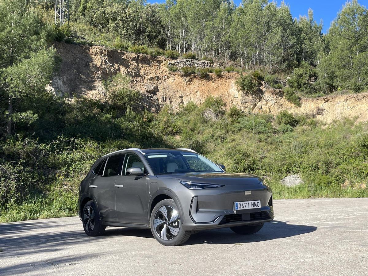 El Geely E5 se posiciona en el segmento C-SUV, pero con una habitabilidad claramente superior