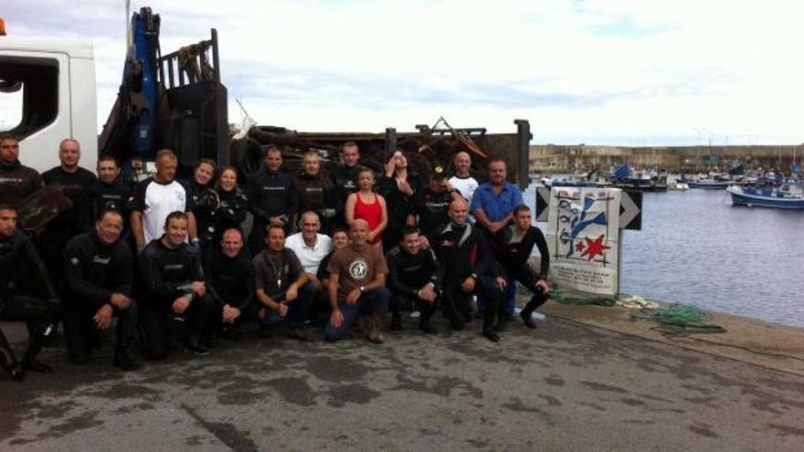 El grupo de buceadores, en Cudillero, delante del camión lleno de basura.