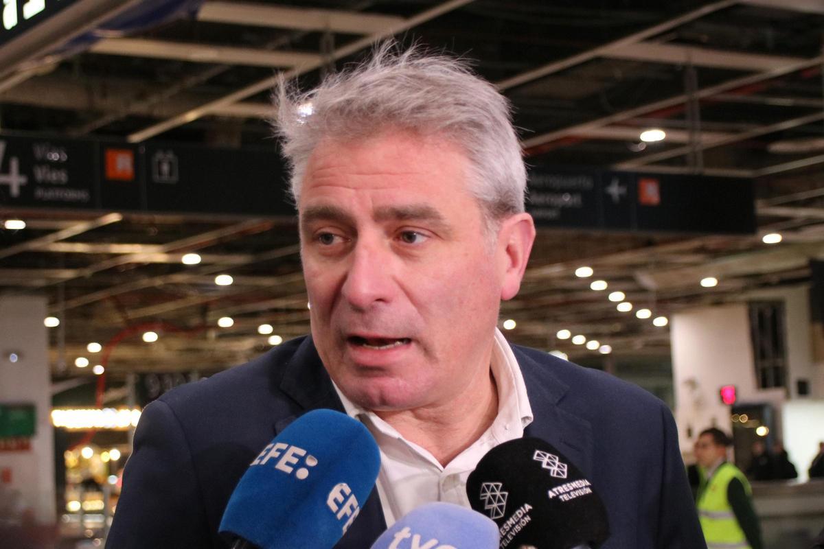 El portaveu de Renfe a Catalunya, Antonio Carmona, atenent els mitjans de comunicació la setmana passada.