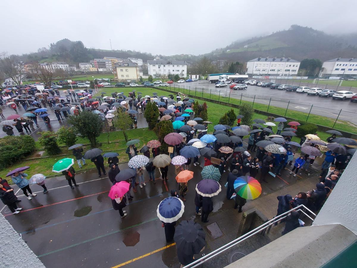 En imágenes: Una multitud reclama en Trevías un cambio de ubicación para la depuradora