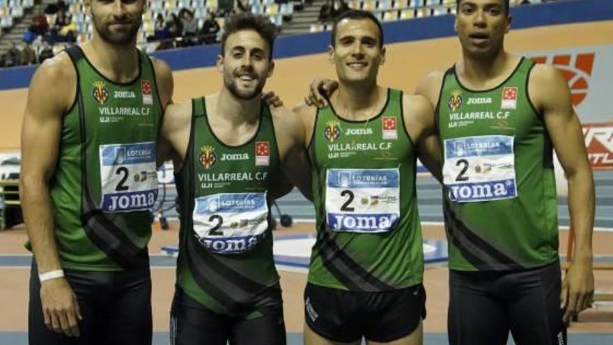 El equipo de 4x400 masculino del Playas.