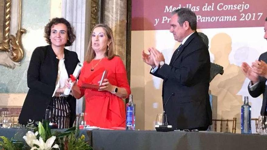 La zamorana Ana Pastor recibe el premio.