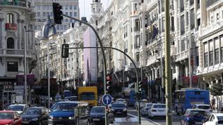 Un encuentro sexual en plena Gran Vía de Madrid paraliza el tráfico | Vídeo