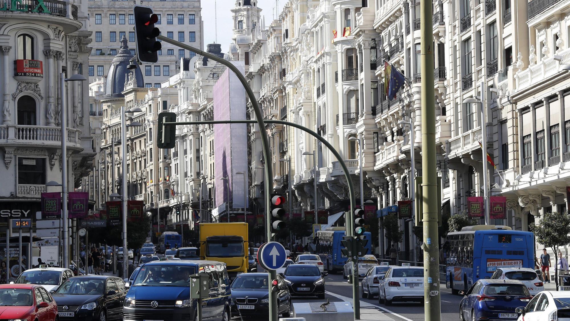 Colapso de tráfico en la Gran Vía de Madrid.