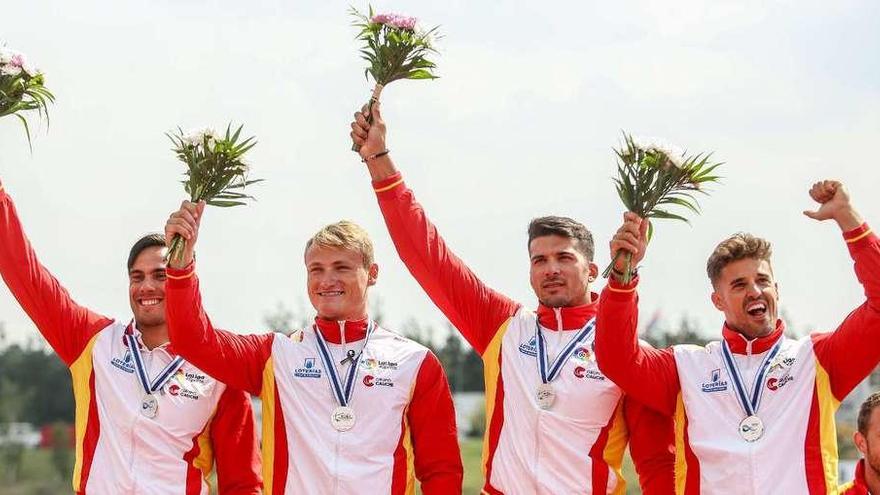 El combinado español celebra la medalla de plata.