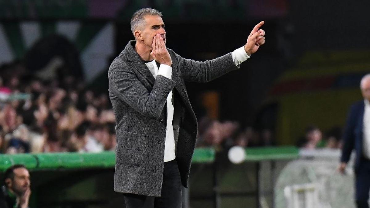 El entrenador del Cádiz, durante un encuentro de esta temporada.