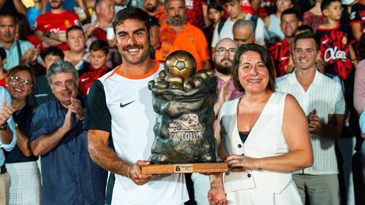Abdón, con el trofeo de campeón del trofeo disputado el verano pasado.