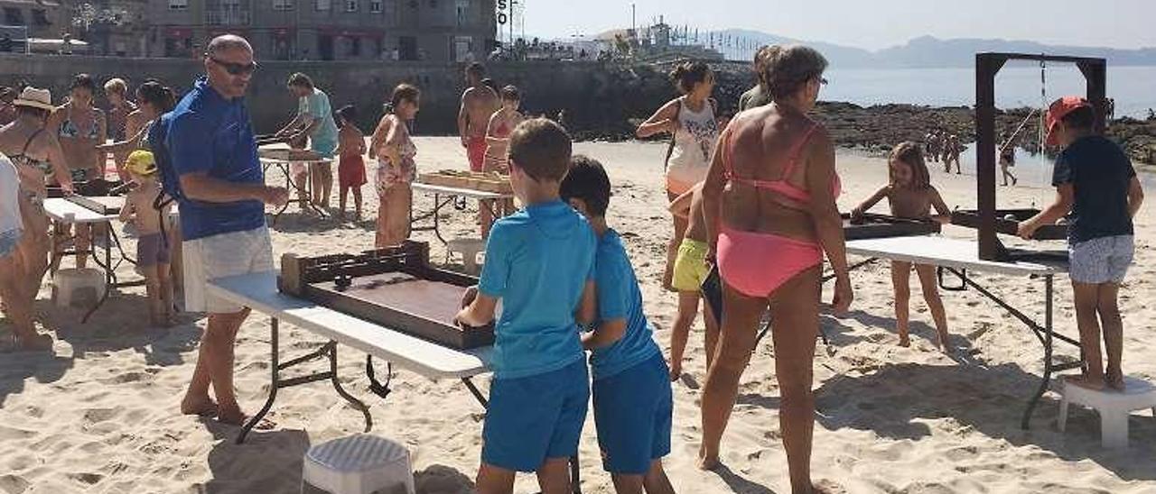 Los usuarios de la playa de Silgar, en Sanxenxo, disfrutaron ayer con la colección de juegos populares del Ayuntamiento de O Grove. // Rafa Vázquez