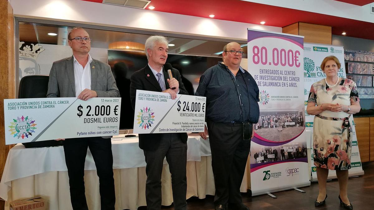 Acto de entrega de donativos de Uccta a investigadores y la asociación Pyfano