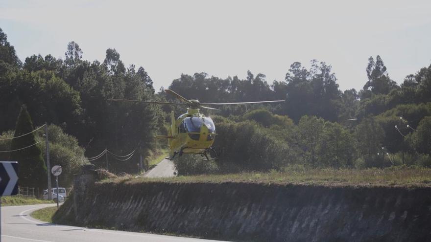 Imagen del helicóptero recogiendo al herido.
