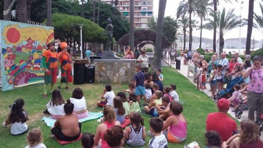 Una actividad infantil realizada junto a la playa de Cullera.