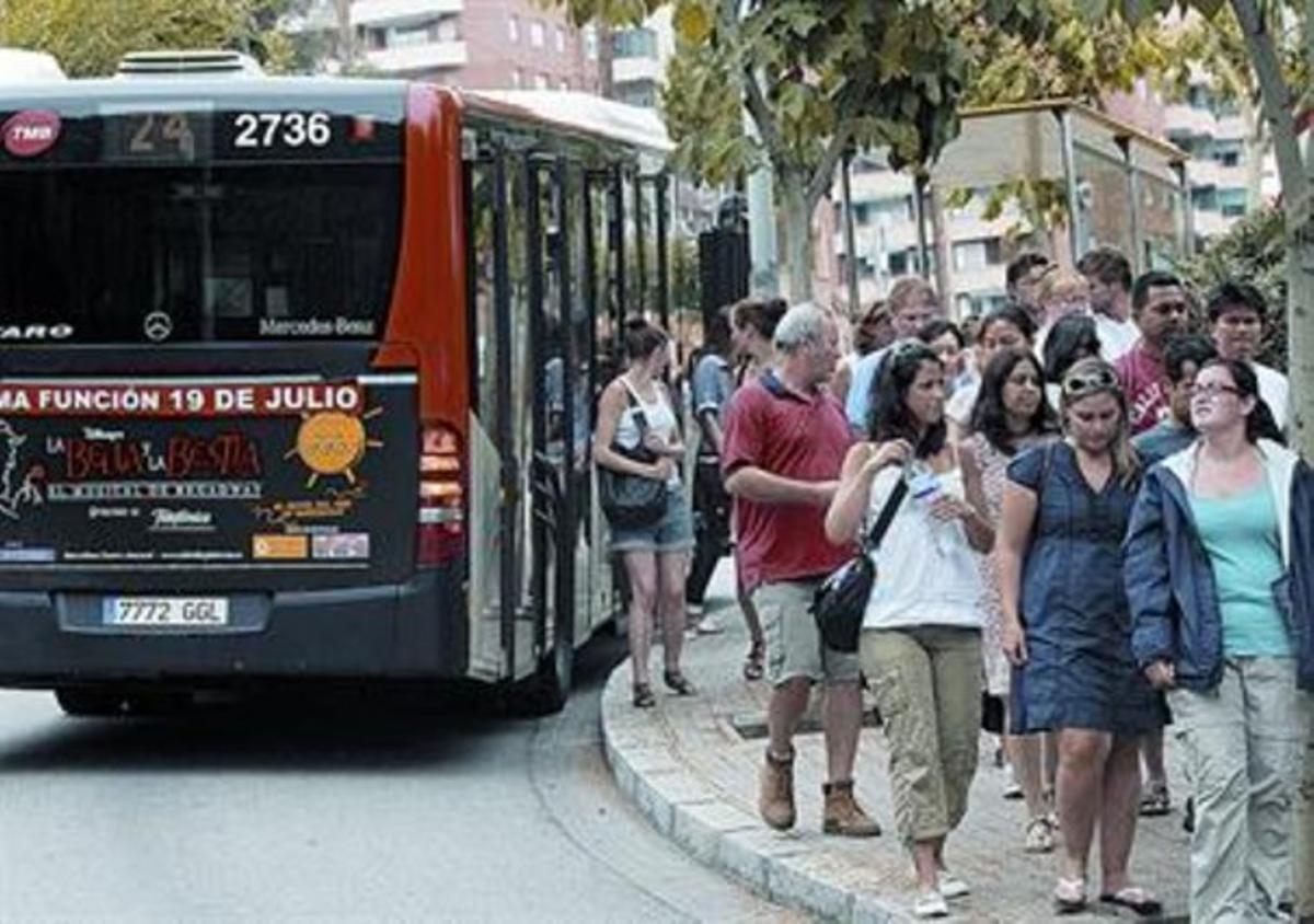 Un grup de turistes baixen d’un autobús de la línia 24 al costat del parc Güell dissabte passat. Un grup de turistes baixen d’un autobús de la línia 24 al costat del parc Güell dissabte passat.