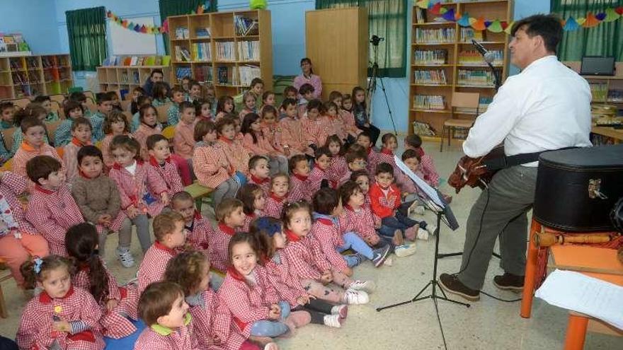 Ameneiro, durante uno de sus conciertos didácticos en Carril. // N.P.