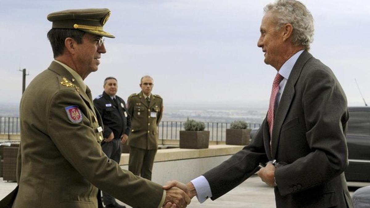 El jefe del Estado Mayor del Ejército, el general Jaime Domínguez Buj, y el ministro de Defensa, Pedro Morenés, en una imagen de archivo.
