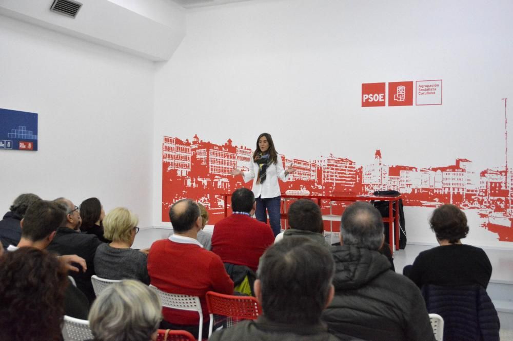 Inés Rey, con militantes del PSOE de A Coruña