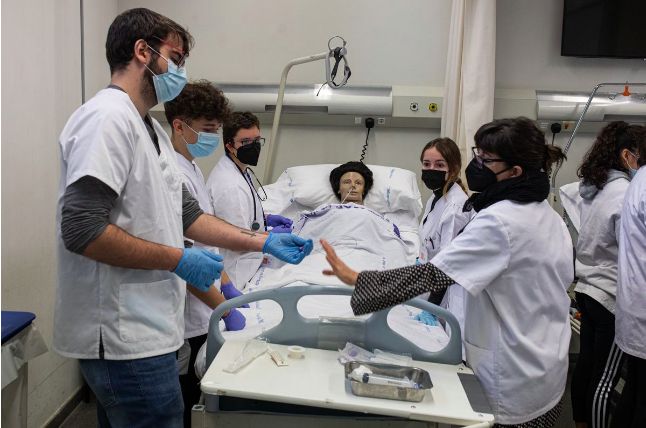 Alumnos de FP de la rama sanitaria realizan unas prácticas.