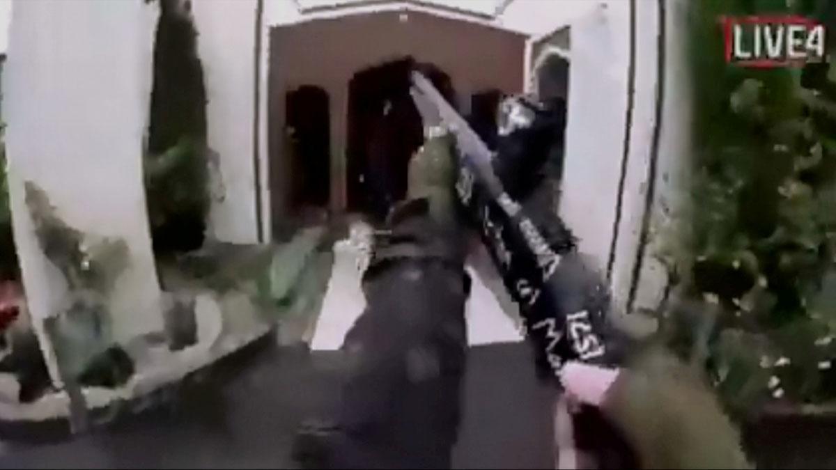Fragmento del vídeo en el que uno de los terroristas de Nueva Zelanda entra armado en una mezquita