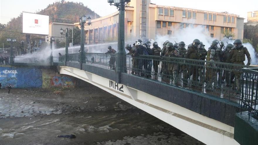 Un menor muere en Chile arrojado desde un puente presuntamente por un policía