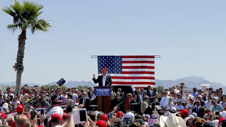 Manifestantes anti-Trump tratan de impedir un acto del magnate en Arizona