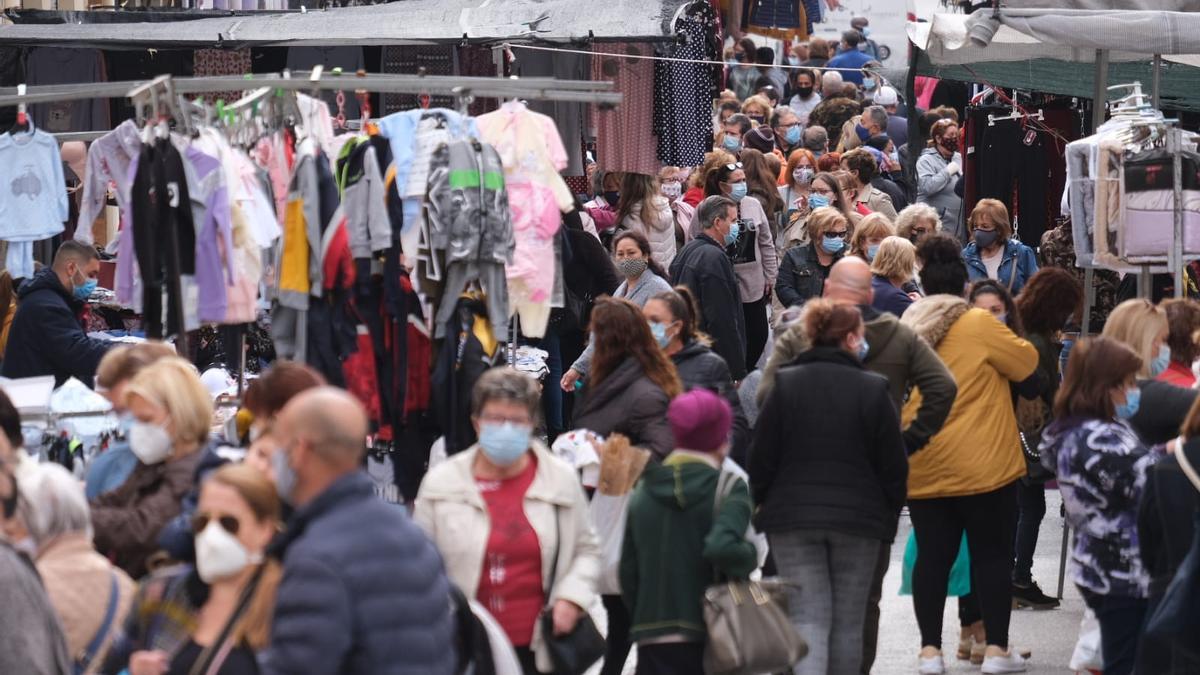 Aglomeraciones en el mercadillo de Elda, en una imagen de esta semana.