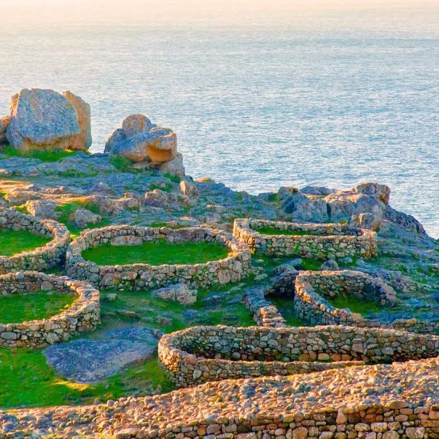 El castro gallego de origen Celta que presenció la llegada de Roma y aún conserva su muralla
