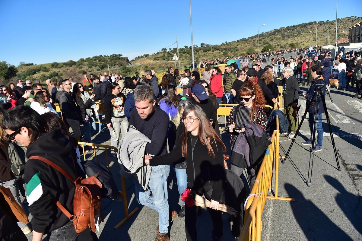 Asistentes al homenaje póstumo a Robe Iniesta, cantante y compositor de Extremoduro, en el Palacio de Congresos de Plasencia, su ciudad natal. Plasencia, 14 de diciembre de 2025. Fotografía de Toni Gudiel.