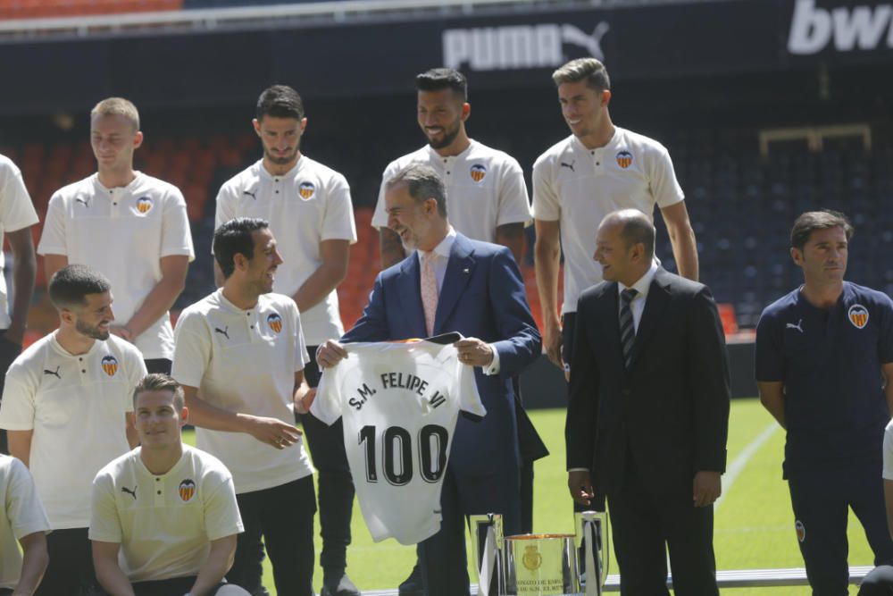 El rey Felipe VI felicita a la plantilla del Valencia CF por conseguir la Copa