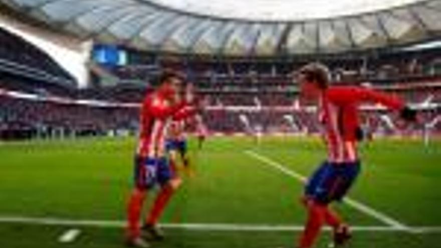 Correa i Griezmann celebren un dels gols de l&#039;Atlètic.