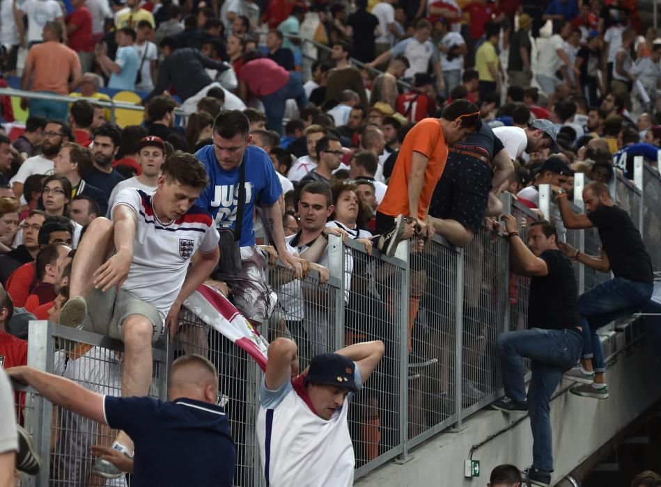 Peleas entre hinchas rusos e ingleses en el Velodrome