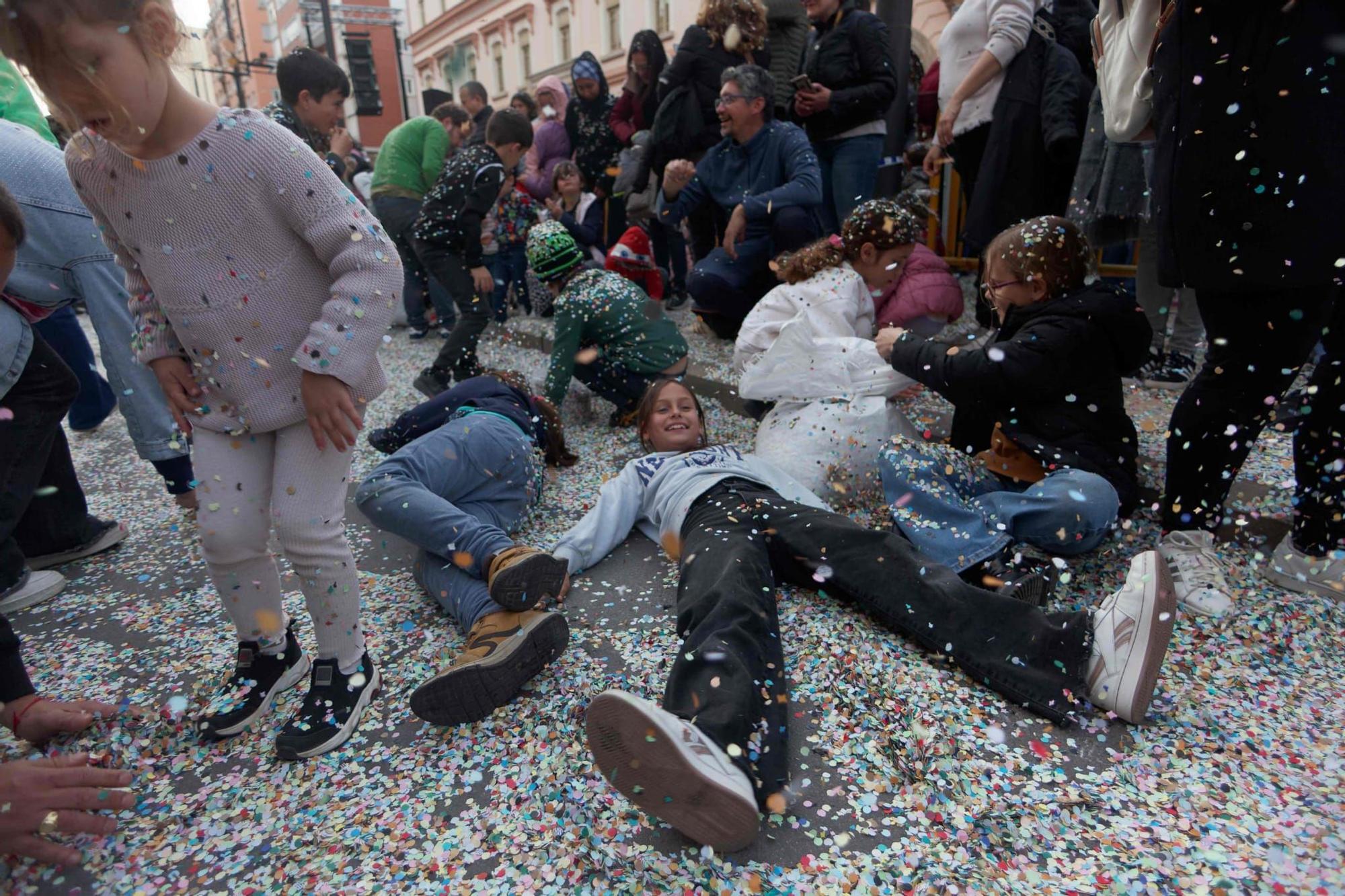 Niños rebozados en confeti