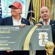 Gianni Infantino (der.) entregó al presidente de EE.UU., Donald Trump, una entrada conmemorativa para la final del Mundial