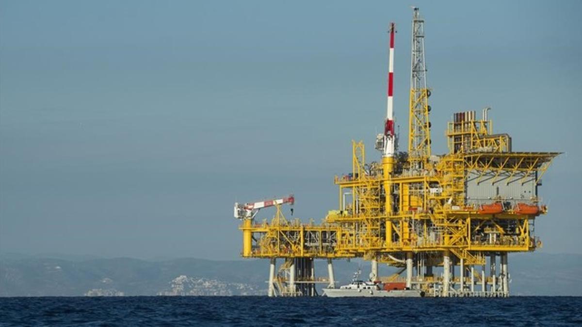 La plataforma Castor frente a la costa en Les Cases d'Alcanar.