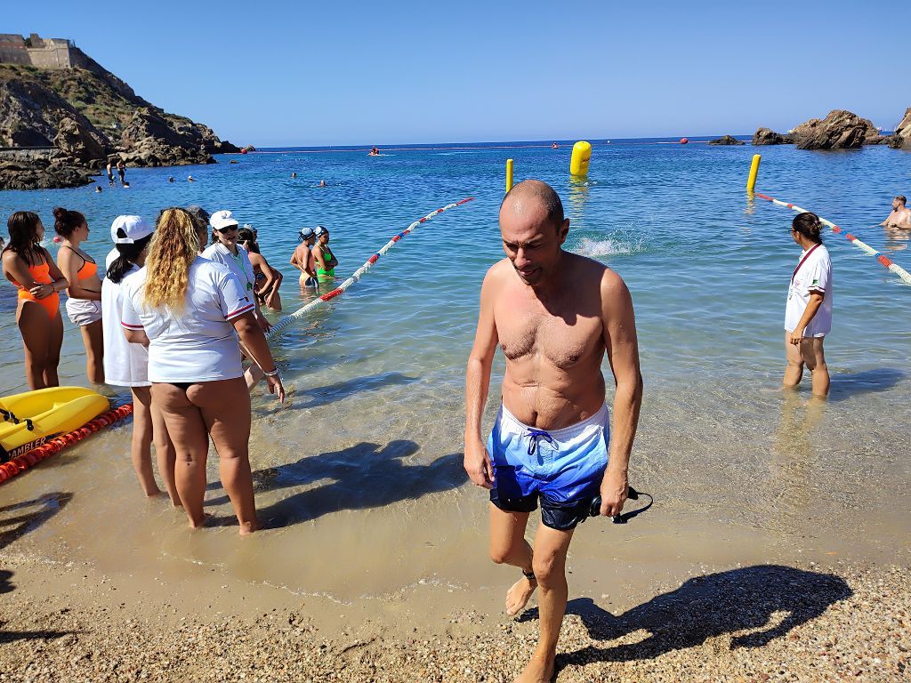 Decenas de nadadores se mojan por la esclerosis múltiple