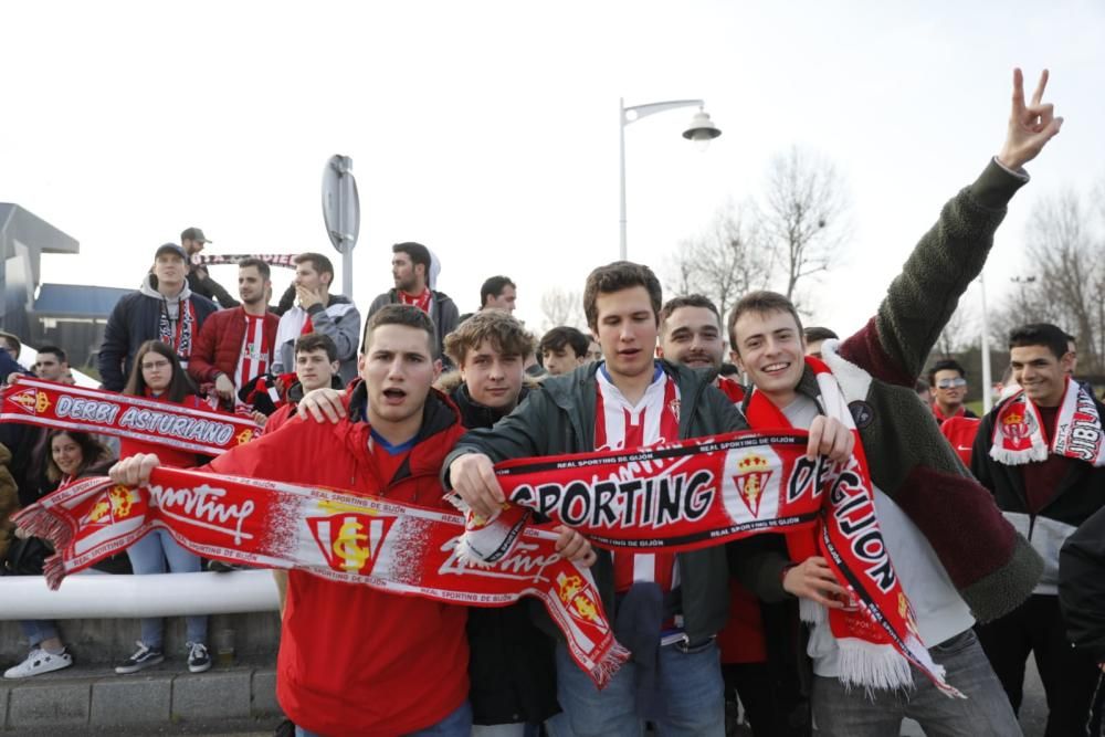 El partidazo de Asturias: La afición abarrota los alrededores de El Molinón