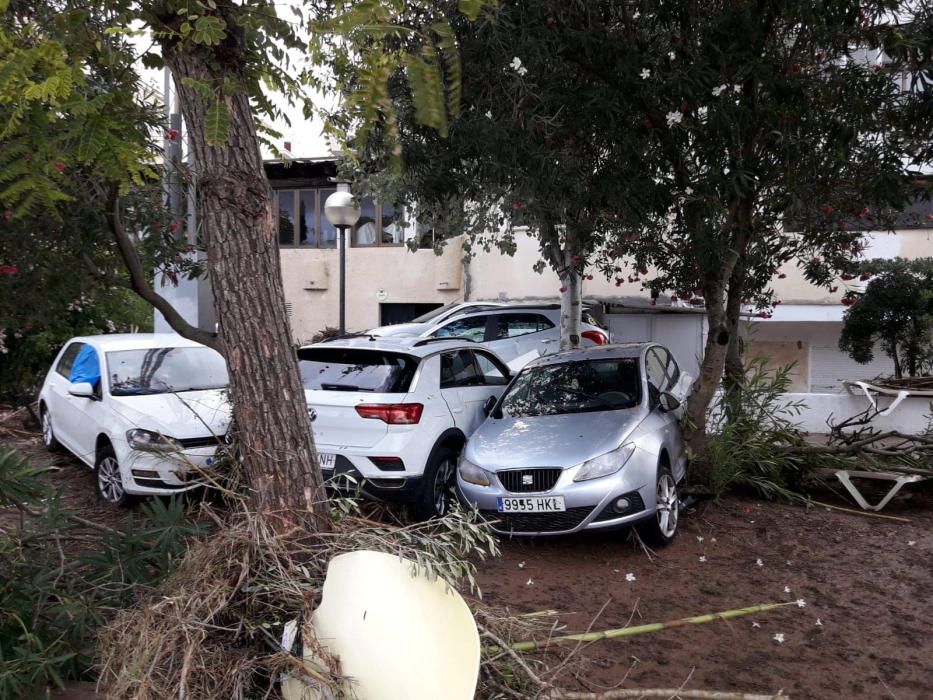 Calles y viviendas destrozadas tras las inundaciones en Sant Llorenç