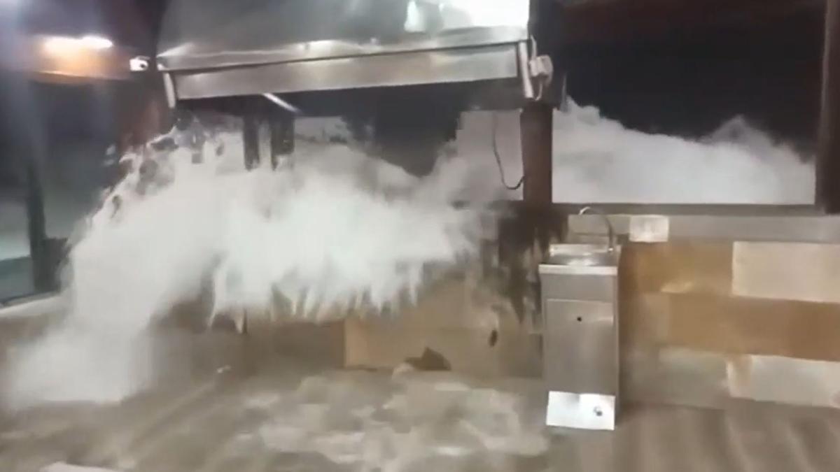 El oleaje registrado en Canarias irrumpe en la terraza de un restaurante