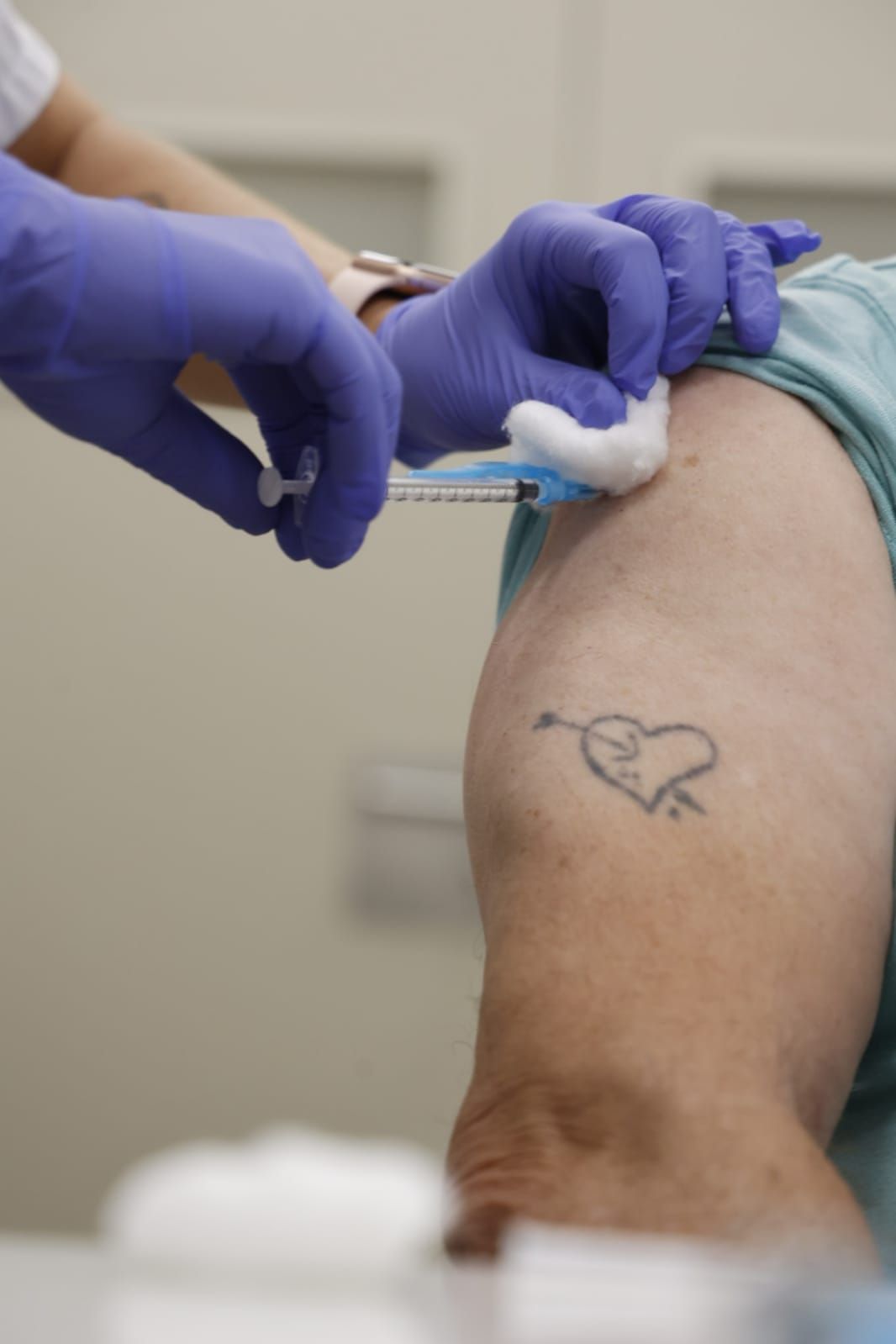 La campaña de vacunación 2023-2024 contra la gripe y la covid-19 arranca inmunizando a los más vulnerables
