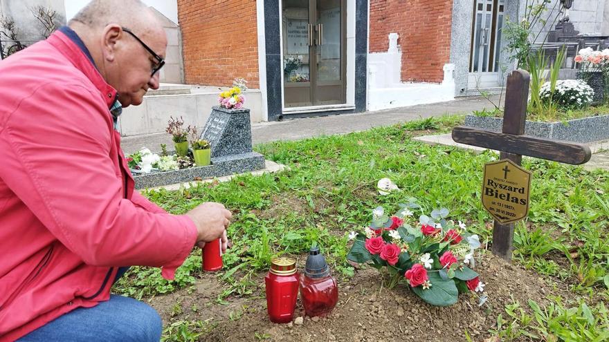 Día de todos los santos en las cuencas: Janusz cuida de la tumba de Ryszard